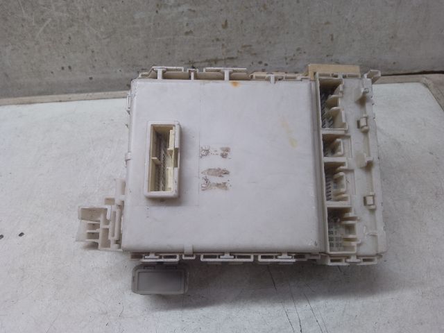 bontott TOYOTA YARIS Biztosítéktábla Utastér