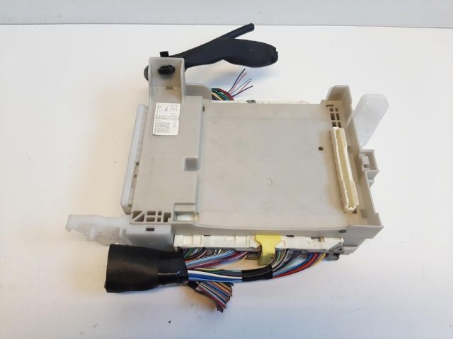 bontott TOYOTA YARIS Biztosítéktábla Utastér