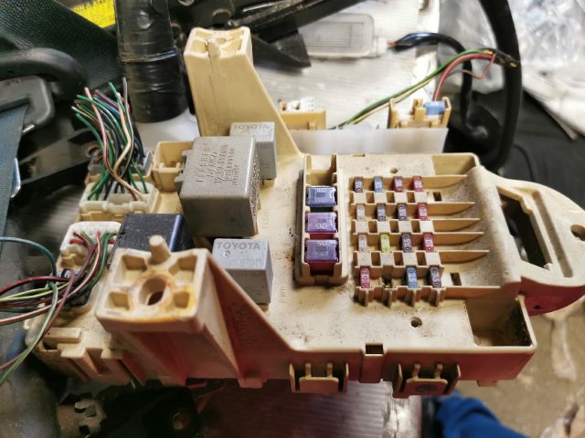 bontott TOYOTA YARIS Biztosítéktábla Utastér