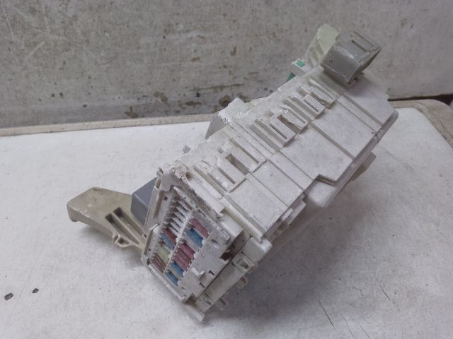 bontott TOYOTA YARIS Biztosítéktábla Utastér