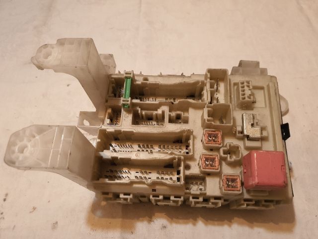 bontott TOYOTA YARIS Biztosítéktábla Utastér