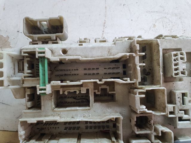 bontott TOYOTA YARIS Biztosítéktábla Utastér