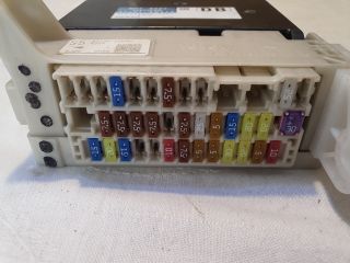 bontott TOYOTA YARIS Biztosítéktábla Utastér