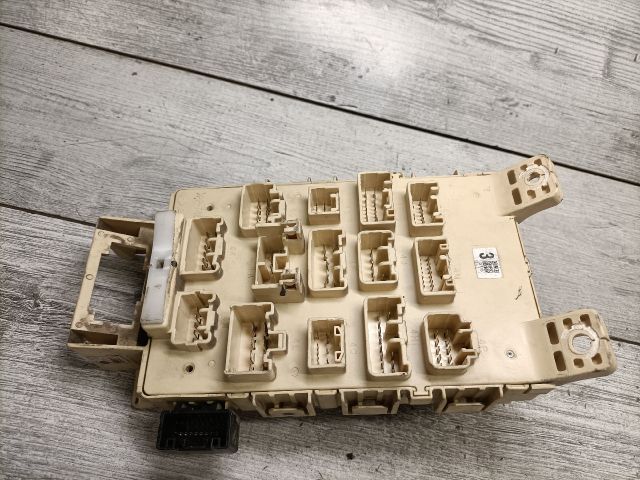 bontott TOYOTA YARIS Biztosítéktábla Utastér