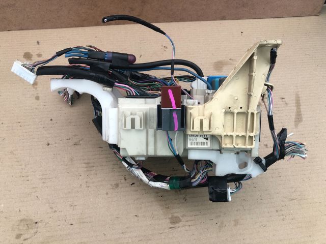 bontott TOYOTA YARIS Biztosítéktábla Utastér