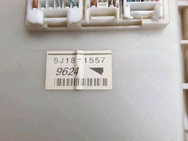 bontott TOYOTA YARIS Biztosítéktábla Utastér