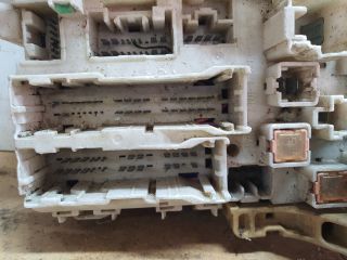 bontott TOYOTA YARIS Biztosítéktábla Utastér