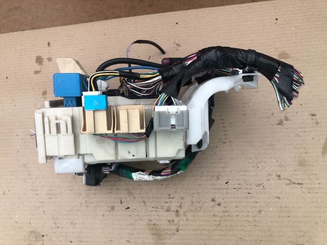 bontott TOYOTA YARIS Biztosítéktábla Utastér