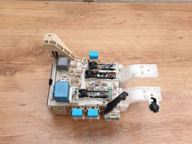 bontott TOYOTA YARIS Biztosítéktábla Utastér