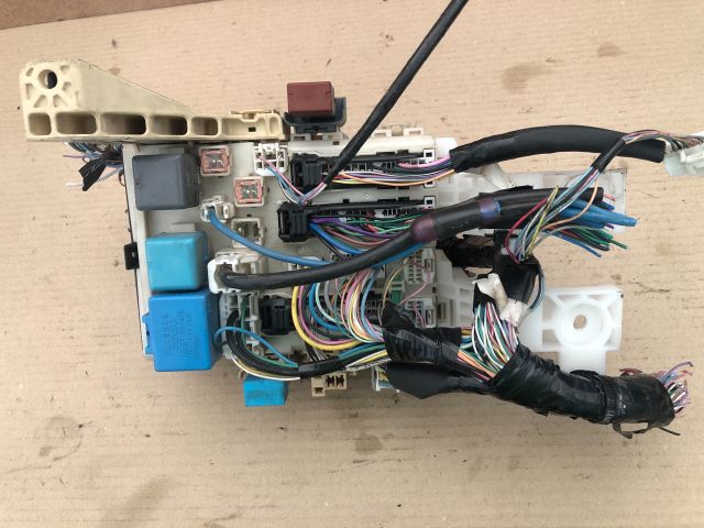 bontott TOYOTA YARIS Biztosítéktábla Utastér