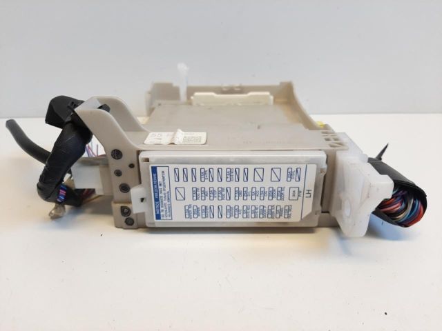 bontott TOYOTA YARIS Biztosítéktábla Utastér