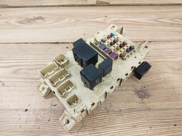 bontott TOYOTA YARIS Biztosítéktábla Utastér