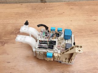 bontott TOYOTA YARIS Biztosítéktábla Utastér