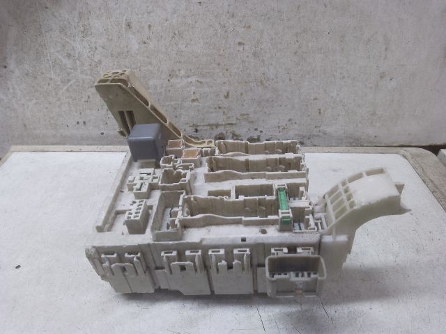 bontott TOYOTA YARIS Biztosítéktábla Utastér