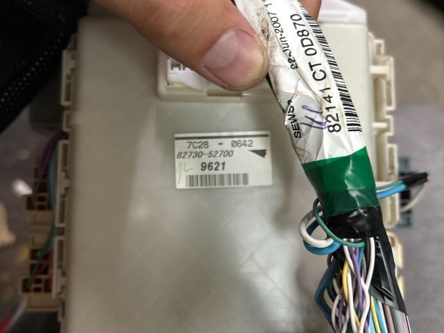 bontott TOYOTA YARIS Biztosítéktábla Utastér