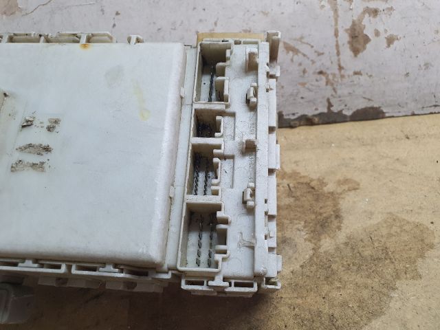 bontott TOYOTA YARIS Biztosítéktábla Utastér