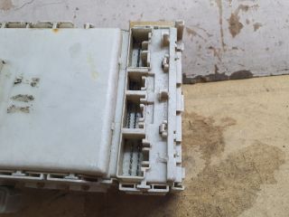 bontott TOYOTA YARIS Biztosítéktábla Utastér