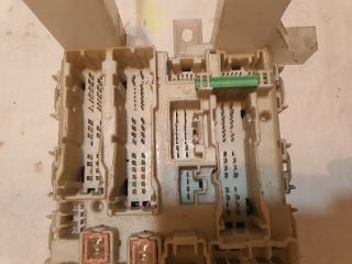 bontott TOYOTA YARIS Biztosítéktábla Utastér