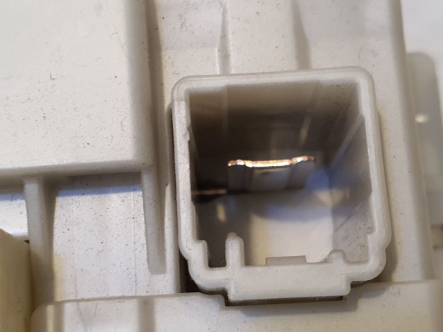 bontott TOYOTA YARIS Biztosítéktábla Utastér