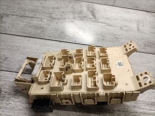 bontott TOYOTA YARIS Biztosítéktábla Utastér