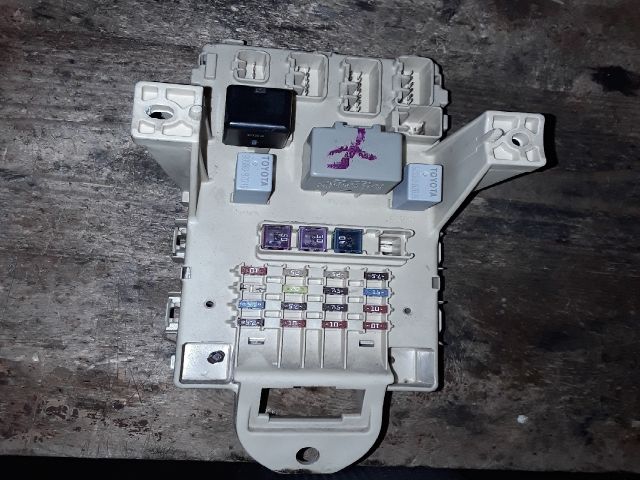 bontott TOYOTA YARIS Biztosítéktábla Utastér