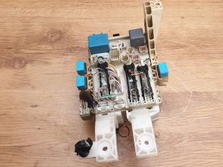 bontott TOYOTA YARIS Biztosítéktábla Utastér