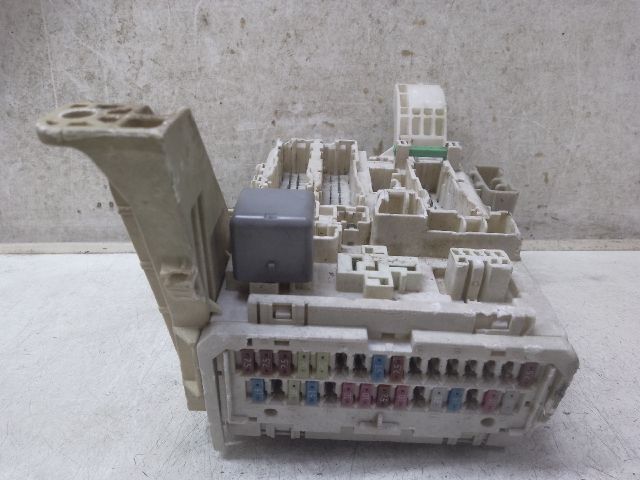 bontott TOYOTA YARIS Biztosítéktábla Utastér