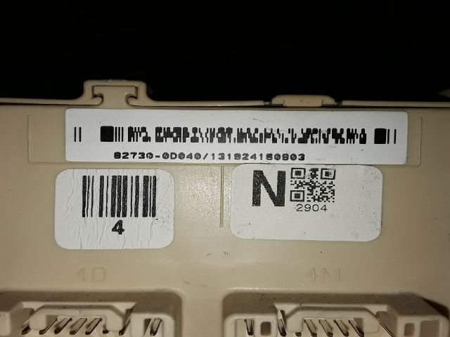 bontott TOYOTA YARIS Biztosítéktábla Utastér