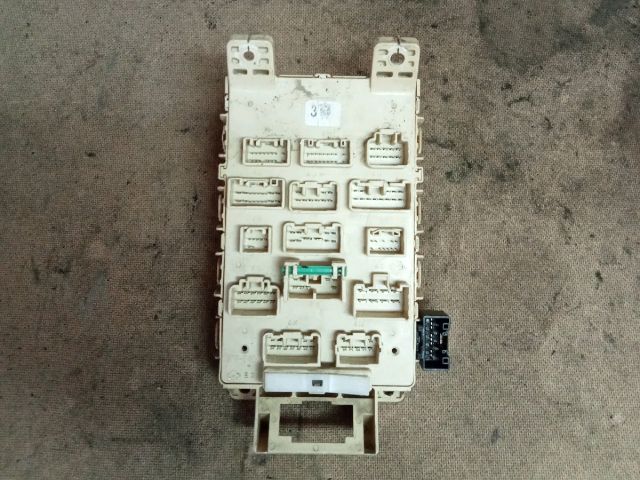 bontott TOYOTA YARIS Biztosítéktábla Utastér