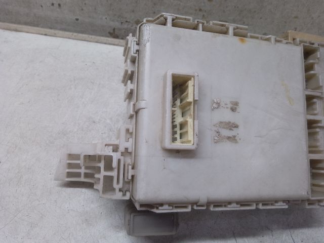 bontott TOYOTA YARIS Biztosítéktábla Utastér