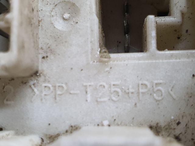 bontott TOYOTA YARIS Biztosítéktábla Utastér