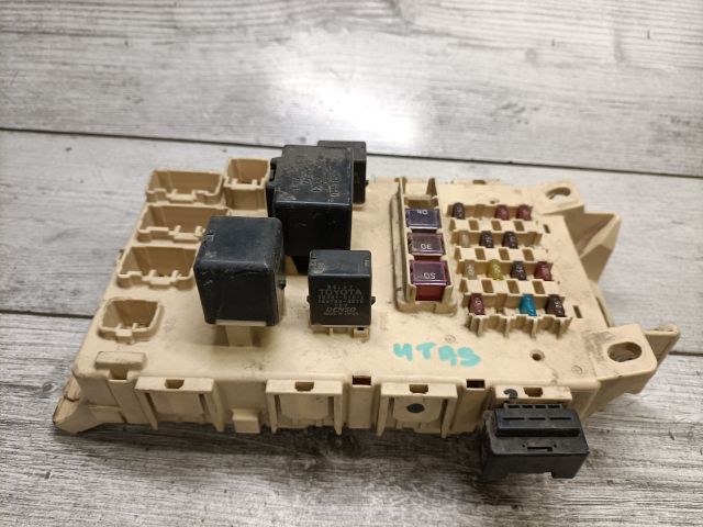 bontott TOYOTA YARIS Biztosítéktábla Utastér