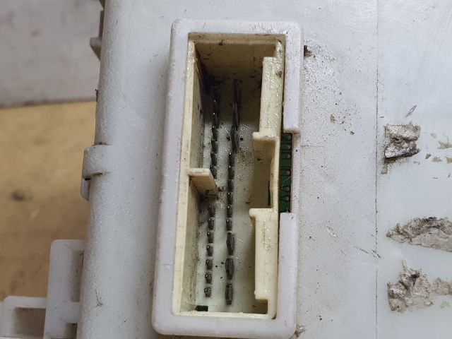 bontott TOYOTA YARIS Biztosítéktábla Utastér