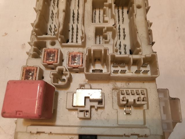 bontott TOYOTA YARIS Biztosítéktábla Utastér