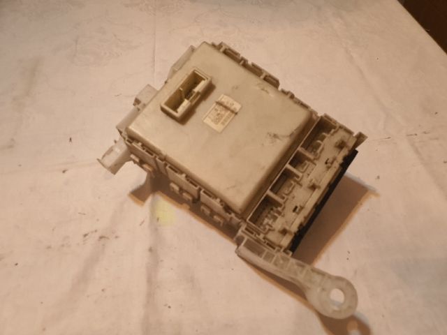 bontott TOYOTA YARIS Biztosítéktábla Utastér