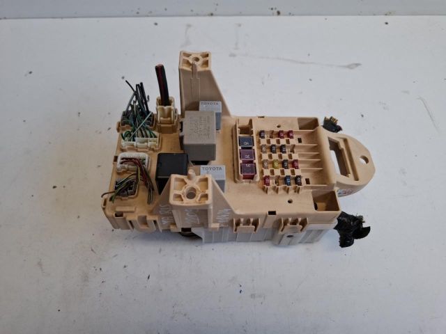 bontott TOYOTA YARIS Biztosítéktábla Utastér