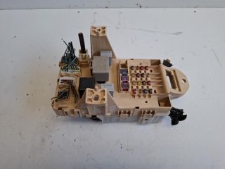 bontott TOYOTA YARIS Biztosítéktábla Utastér