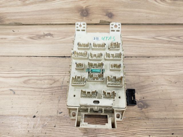 bontott TOYOTA YARIS Biztosítéktábla Utastér