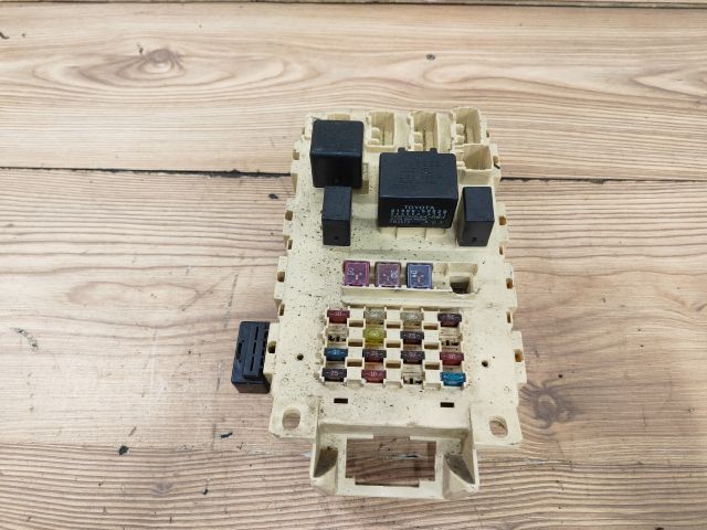 bontott TOYOTA YARIS Biztosítéktábla Utastér