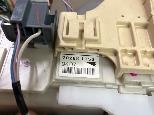 bontott TOYOTA YARIS Biztosítéktábla Utastér