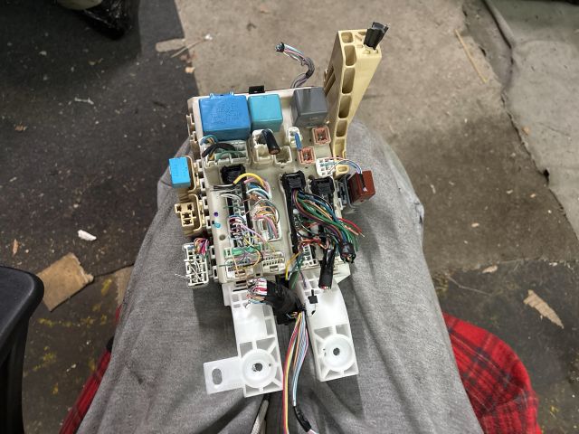 bontott TOYOTA YARIS Biztosítéktábla Utastér