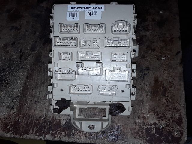 bontott TOYOTA YARIS Biztosítéktábla Utastér