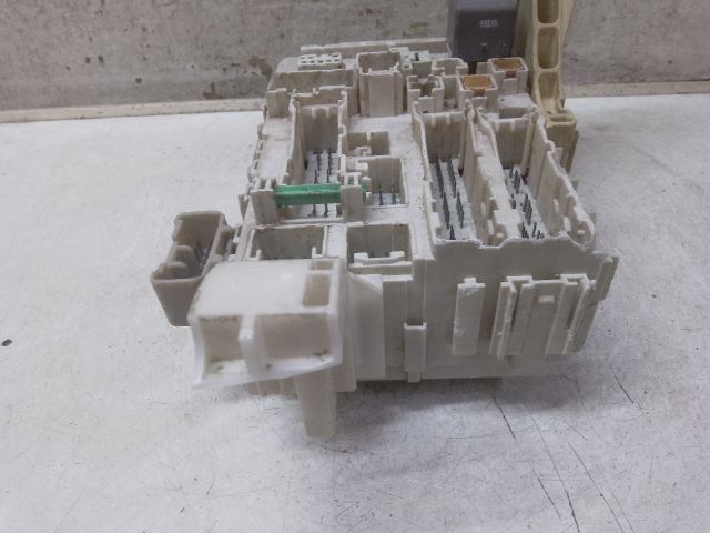 bontott TOYOTA YARIS Biztosítéktábla Utastér