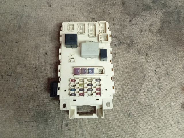 bontott TOYOTA YARIS Biztosítéktábla Utastér