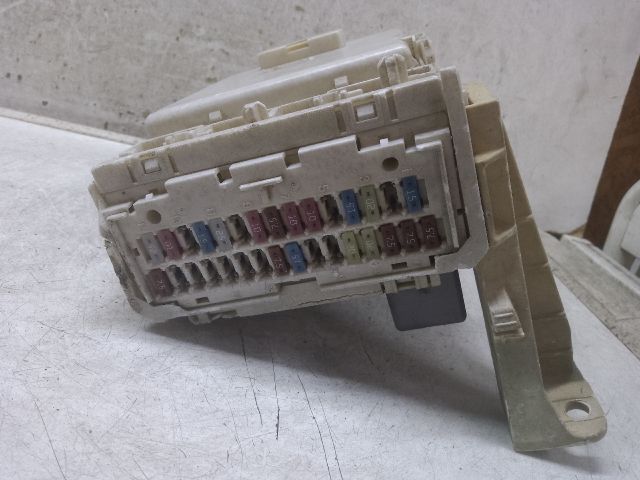 bontott TOYOTA YARIS Biztosítéktábla Utastér