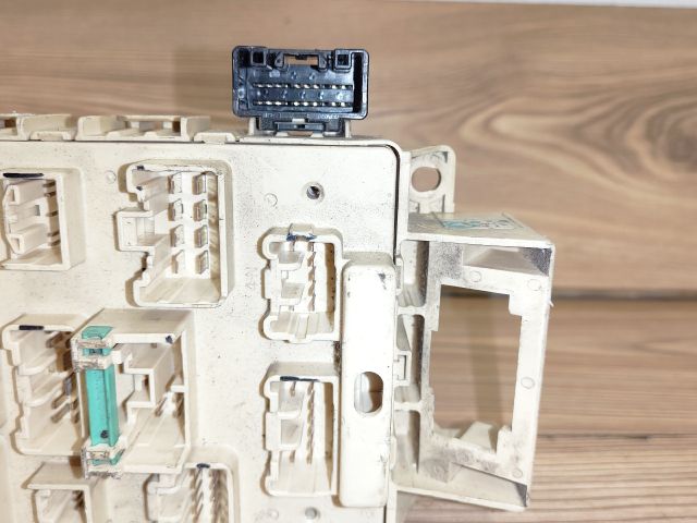 bontott TOYOTA YARIS Biztosítéktábla Utastér