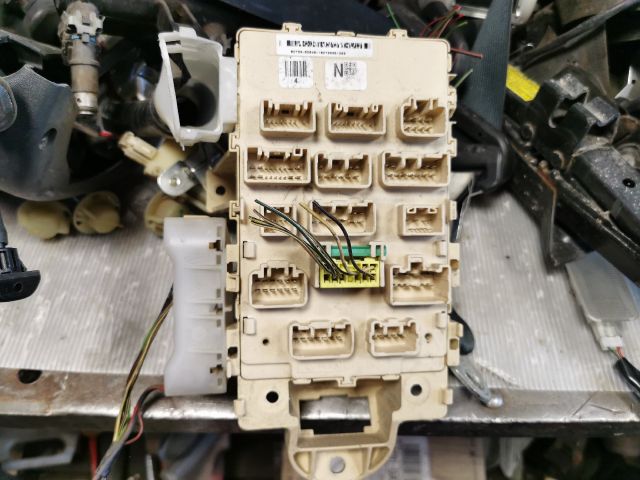 bontott TOYOTA YARIS Biztosítéktábla Utastér