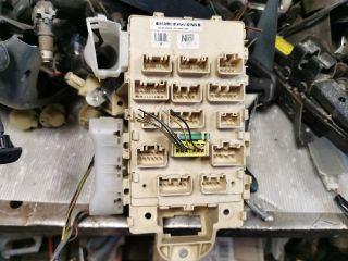 bontott TOYOTA YARIS Biztosítéktábla Utastér