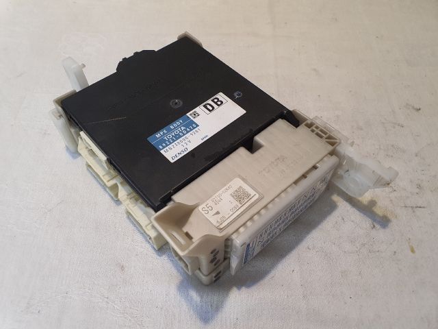 bontott TOYOTA YARIS Biztosítéktábla Utastér