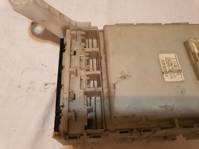 bontott TOYOTA YARIS Biztosítéktábla Utastér